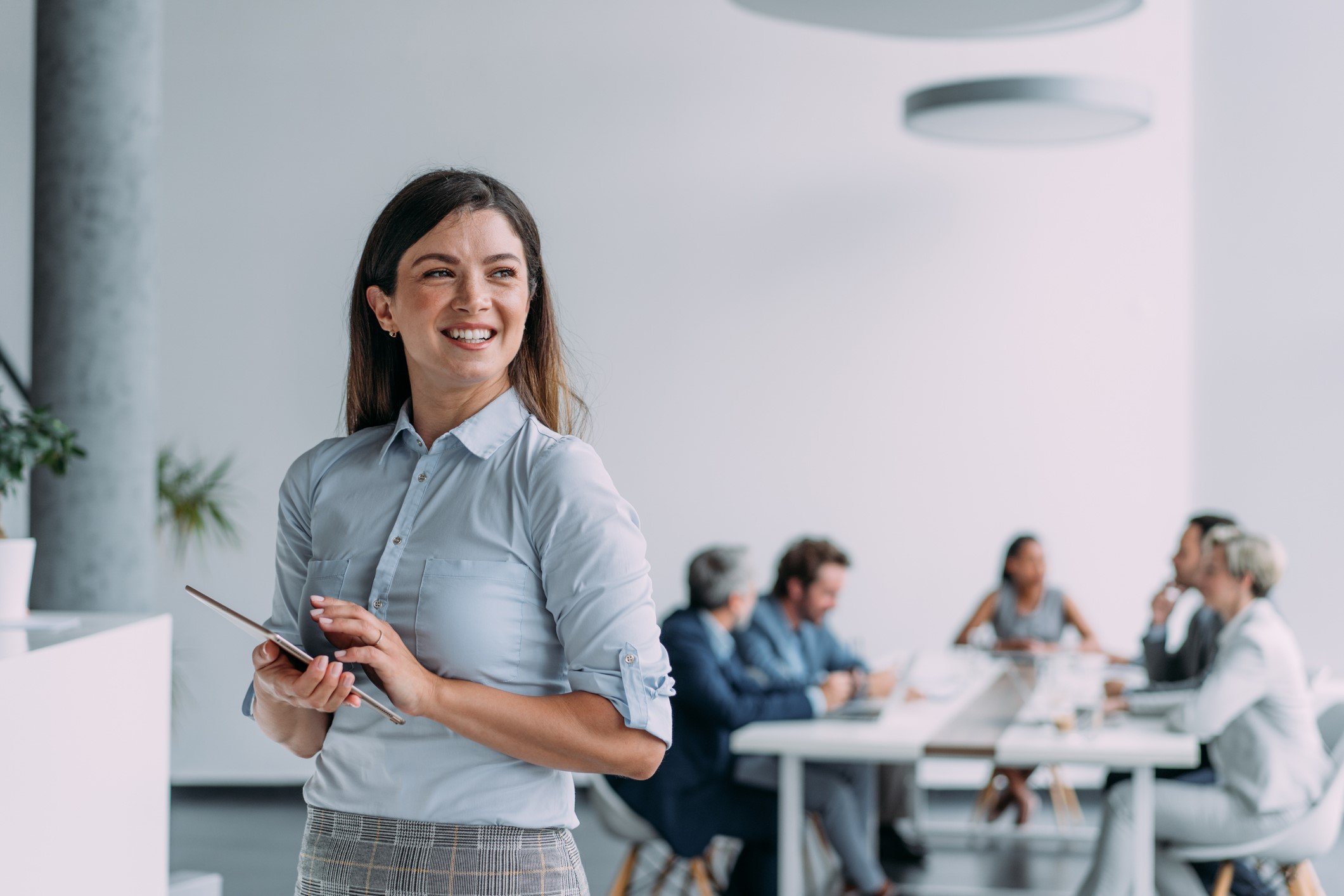 mujer mirando a la izquierda mujer mirando a la izquierda