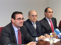 Don Luis Enrique de la Villa Gil, Rector de la UDIMA junto a José Pablo González, Alcalde de Collado Villalba (derecha) y a Roque de las Heras, Consejero Delegado(izquierda)